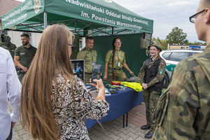 Uczniowie robią sobie zdjęcia przy namiocie promocyjnym. Uczniowie robią sobie zdjęcia przy namiocie promocyjnym.