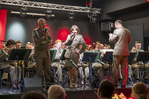 Soliści śpiewają na drugim planie widoczni muzycy orkiestry. Soliści śpiewają na drugim planie widoczni muzycy orkiestry.