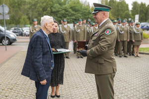 Komendant NwOSG wręcza Medal Pamiątkowy za Zasługi dla Nadwiślańskiego Oddziału Straży Granicznej Prezesowi Stowarzyszenia "Rodzina Katyńska" Panu Januszowi Lange Komendant NwOSG wręcza Medal Pamiątkowy za Zasługi dla Nadwiślańskiego Oddziału Straży Granicznej Prezesowi Stowarzyszenia &amp;quot;Rodzina Katyńska&amp;quot; Panu Januszowi Lange