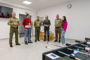 Na pierwszym planie piłkarzyki. W głębi stoi Wojewoda i funkcjonariusze. Na pierwszym planie piłkarzyki. W głębi stoi Wojewoda i funkcjonariusze.