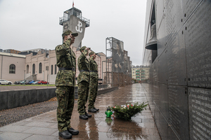 Po złożeniu kwiatów funkcjonariusze oddają honor przed Dzwonem Montera. Po złożeniu kwiatów funkcjonariusze oddają honor przed Dzwonem Montera.