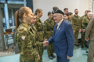 Pan Janusz Komorowski gratuluje nowo przyjętym funkcjonariuszom. Pan Janusz Komorowski gratuluje nowo przyjętym funkcjonariuszom.
