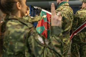 Nowo przyjęci z uniesionymi rękami ślubują na Sztandar. Nowo przyjęci z uniesionymi rękami ślubują na Sztandar.