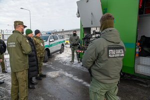 Wojewoda ogląda sprzęt pirotechniczny. Wojewoda ogląda sprzęt pirotechniczny.