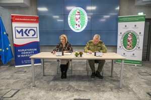 Pani Kurator i Komendant podpisują porozumienie. Pani Kurator i Komendant podpisują porozumienie.