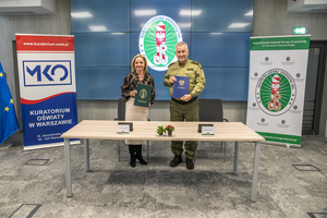 Pani Kurator i Komendant prezentują teczki z porozumieniem. Pani Kurator i Komendant prezentują teczki z porozumieniem.