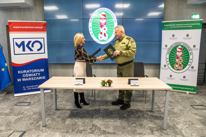 Pani Wioletta Krzyżanowska i płk SG Dariusz Lutyński wymieniają uściski dłoni po podpisaniu porozumienia. Pani Wioletta Krzyżanowska i płk SG Dariusz Lutyński wymieniają uściski dłoni po podpisaniu porozumienia.