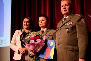 Pani Komendant odbiera wyróżnienie. Pani Komendant odbiera wyróżnienie.
