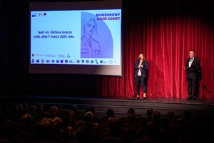 Rozpoczęcie uroczystości. Na scenie stoi prowadzący, obok widoczny ekran z napisem Mundurowy Dzień Kobiet. Rozpoczęcie uroczystości. Na scenie stoi prowadzący, obok widoczny ekran z napisem Mundurowy Dzień Kobiet.
