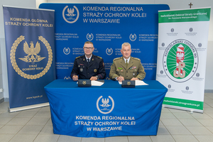 Komendanci siedzą za stołem. Komendanci siedzą za stołem.