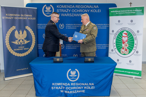 Komendanci wymieniają dokumenty, ściskają dłonie. Komendanci wymieniają dokumenty, ściskają dłonie.