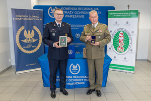 Komendanci pokazują otrzymane pamiątki. Komendanci pokazują otrzymane pamiątki.