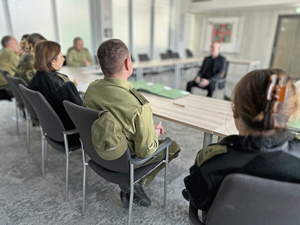 Na pierwszym planie komisja rekrutacyjna. W tle widoczny mężczyzna siedzący na krześle. Na pierwszym planie komisja rekrutacyjna. W tle widoczny mężczyzna siedzący na krześle.