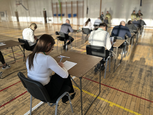 Kandydaci siedzą przy stolikach, rozwiązują testy z wiedzy ogólnej. Kandydaci siedzą przy stolikach, rozwiązują testy z wiedzy ogólnej.