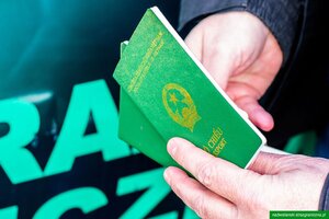 Paszport wietnamski w rękach funkcjonariusza. Paszport wietnamski w rękach funkcjonariusza.