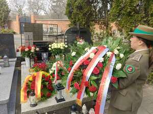 Funkcjonariuszka trzyma wieniec. Funkcjonariuszka trzyma wieniec.