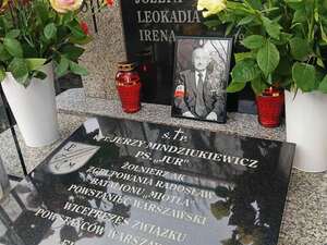 Zdjęcie i płyta upamiętniająca Pana Jerzego Mindziukiewicza. Zdjęcie i płyta upamiętniająca Pana Jerzego Mindziukiewicza.