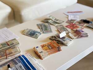 Banknoty różnych walut leżą na stole. Banknoty różnych walut leżą na stole.