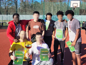 Mężczyźni prezentują trofea. Mężczyźni prezentują trofea.