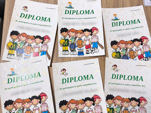 Na stole leżą dyplomy za sukcesy w rozgrywkach. Na stole leżą dyplomy za sukcesy w rozgrywkach.