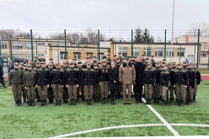 Zdjęcie grupowe uczniów z Komendantem. Zdjęcie grupowe uczniów z Komendantem.