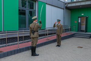 Dowódca uroczystości składa meldunek Komendantowi. Dowódca uroczystości składa meldunek Komendantowi.