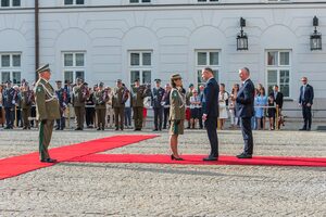 Prezydent RP Andrzej Duda wręcza nominację gen. bryg. SG Monice Musielak. Obok stoi gen. bryg. SG Dariusz Lutyński. Prezydent RP Andrzej Duda wręcza nominację gen. bryg. SG Monice Musielak. Obok stoi gen. bryg. SG Dariusz Lutyński.