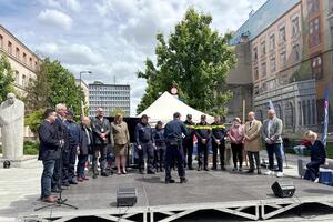 Przedstawiciele służb stoją na scenie. Przedstawiciele służb stoją na scenie.