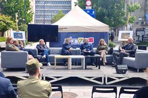 Uczestnicy panelu eksperckiego siedzą na kanapach. Uczestnicy panelu eksperckiego siedzą na kanapach.
