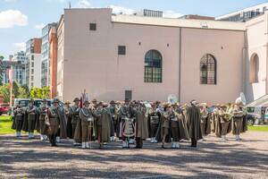 Orkiestra wykonuje Pieśń Straży Granicznej. Orkiestra wykonuje Pieśń Straży Granicznej.