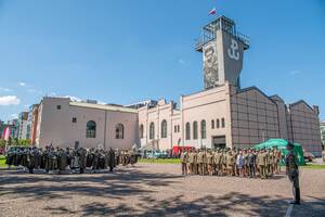 Na placu stoi Orkiestra Reprezentacyjna Straży Granicznej i wyróżnieni. W tle budynek Muzeum. Na placu stoi Orkiestra Reprezentacyjna Straży Granicznej i wyróżnieni. W tle budynek Muzeum.