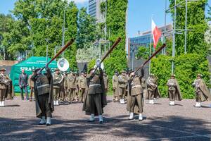 Trzech muzyków gra na uniesionych ku górze trombitach. Trzech muzyków gra na uniesionych ku górze trombitach.