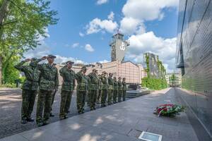 Nowoprzyjęci funkcjonariusze stoją w dwuszeregu oddając honor przed murem pamięci. Nowoprzyjęci funkcjonariusze stoją w dwuszeregu oddając honor przed murem pamięci.