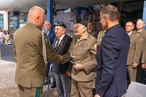 Gen. bryg SG Dariusz Lutyński wręcza medale Powstańcom Warszawskim. Gen. bryg SG Dariusz Lutyński wręcza medale Powstańcom Warszawskim.