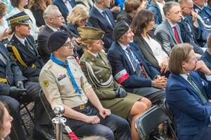 Uczestnicy spotkania siedzą na krzesłach. Uczestnicy spotkania siedzą na krzesłach.