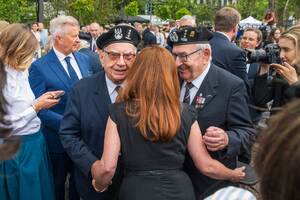 Panowie Maksymowicz i Bartnikowski rozmawiają po zakończeniu spotkania. Panowie Maksymowicz i Bartnikowski rozmawiają po zakończeniu spotkania.
