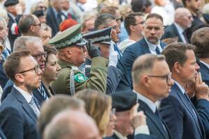 Uczestnicy spotkania stoją podczas Hymnu Państwowego. Uczestnicy spotkania stoją podczas Hymnu Państwowego.