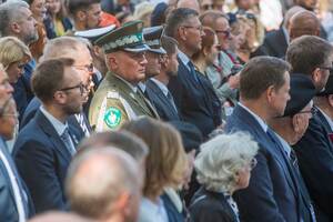 Uczestnicy spotkania stoją w Parku Wolności. Uczestnicy spotkania stoją w Parku Wolności.
