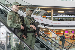 Patrol funkcjonariuszy Grupy Interwencji Specjalnych. Patrol funkcjonariuszy Grupy Interwencji Specjalnych.