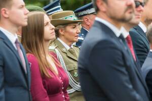 Gen. bryg SG Wioleta Gorzkowska stoi wśród uczestników uroczystości. Gen. bryg SG Wioleta Gorzkowska stoi wśród uczestników uroczystości.