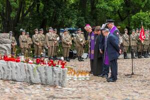 Duszpasterze kłaniają się przed pomnikiem. Duszpasterze kłaniają się przed pomnikiem.