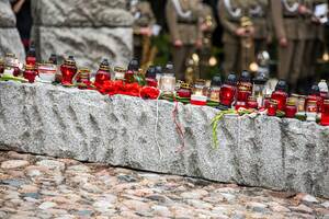 Fragment pomnika, na którym stoją znicze. Fragment pomnika, na którym stoją znicze.