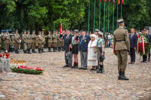 Delegacja Powstańców oddaje honor przed pomnikiem. Delegacja Powstańców oddaje honor przed pomnikiem.