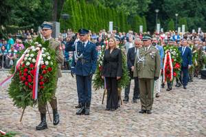 Delegacja MSWiA składa wieniec. Delegacja MSWiA składa wieniec.