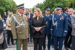Delegacja MSWiA rozmawia po zakończonej uroczystości Delegacja MSWiA rozmawia po zakończonej uroczystości