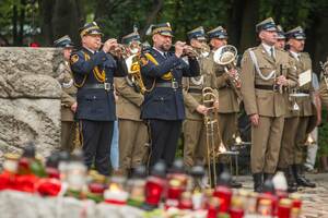 Hejnaliści Straży Miejskiej grają na trąbkach. Hejnaliści Straży Miejskiej grają na trąbkach.