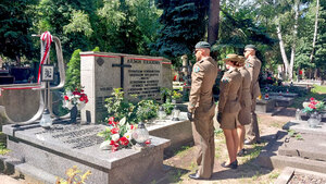 Delegacja NwOSG oddaje honor przed mogiłą powstańczą. Delegacja NwOSG oddaje honor przed mogiłą powstańczą.