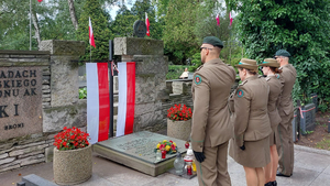 Delegacja NwOSG oddaje honor przed mogiłą powstańczą. Delegacja NwOSG oddaje honor przed mogiłą powstańczą.