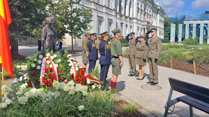 Delegacja NwOSG oddaje honor przed Pomnikiem Kobietom Powstania Warszawskiego. Delegacja NwOSG oddaje honor przed Pomnikiem Kobietom Powstania Warszawskiego.