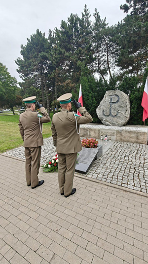 Funkcjonariusze Placówki Straży Granicznej w Łodzi oddają honor przy pomniku Powstańców Warszawskich. Funkcjonariusze Placówki Straży Granicznej w Łodzi oddają honor przy pomniku Powstańców Warszawskich.